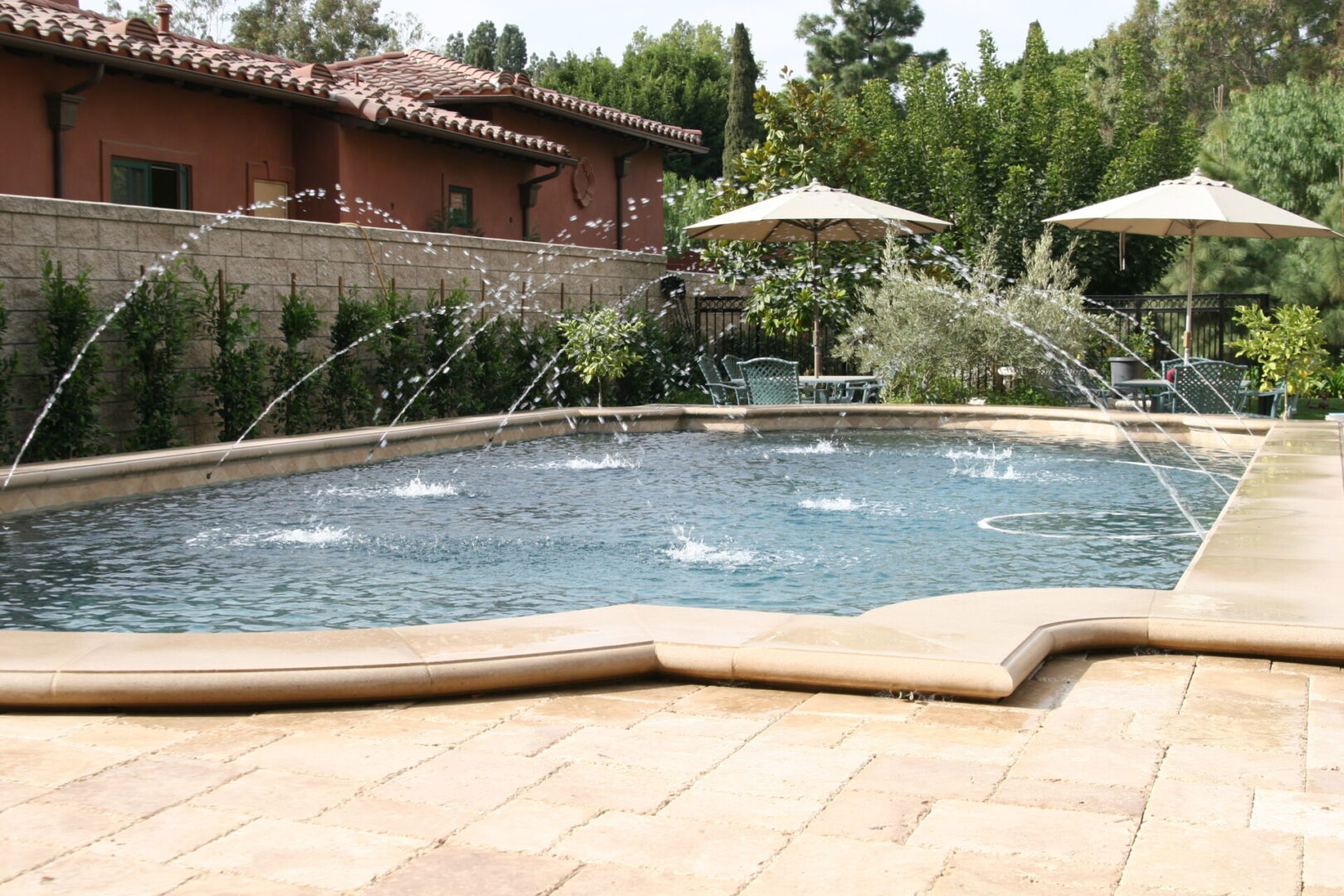 Fountain in the pool (1)