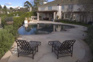 Dry sitting area beside the infinity pool