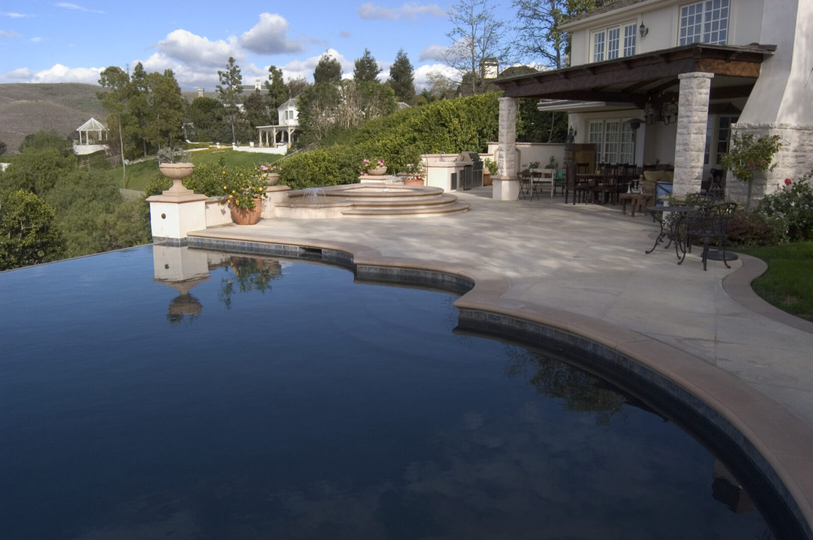 Small fountains near the infinity pool